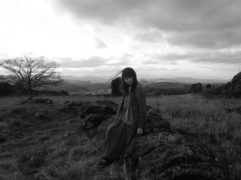 Photo de Delphine Dora en noir et blanc en pleine nature
