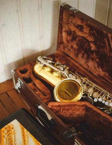 Saxophone dans son étui