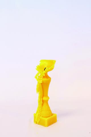 Une bougie de cire jaune éteinte par l'artiste Thomas Tudoux