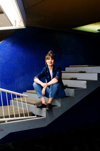 Photo de Rebekka Endler dans des escaliers