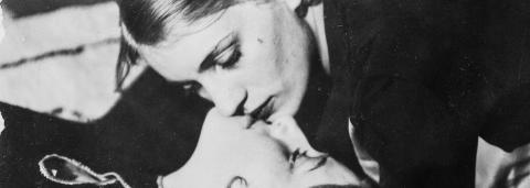 Photographie en noir et blanc de deux femmes qui s'embrassent