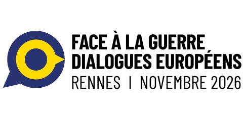 Logo du dispositif : "Face à la guerre dialogues européens", deux bulles de dialogues bleu et jaune qui se superposent avec écrit à coté "Face à la guerre dialogues européens, Rennes Novembre 2026"